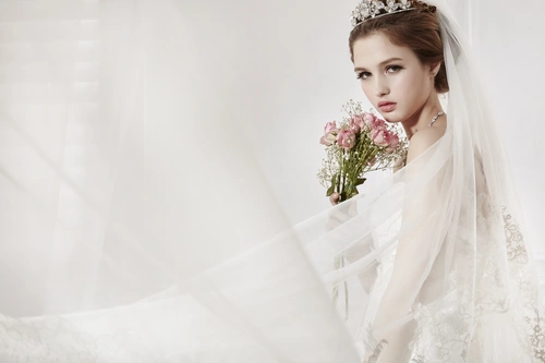 девушка, невеста, свадебное платье, фата, букет цветов, диодема, белые